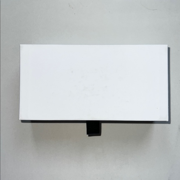 Bentley White and Silver Logo Emblem Gift Box - Picture 3 of 3